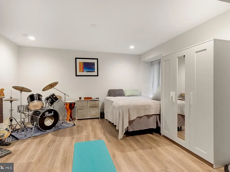 385 Martin St #1F — Photo 14
