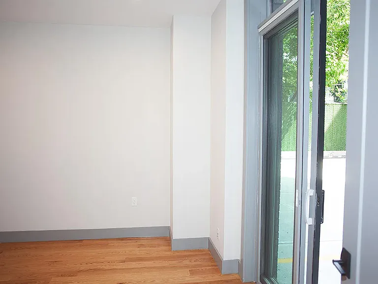 18 Stanhope St #1A — Photo 8