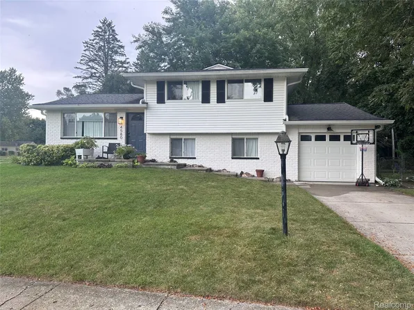 4580 Chadsworth St, Commerce Township, MI 48382