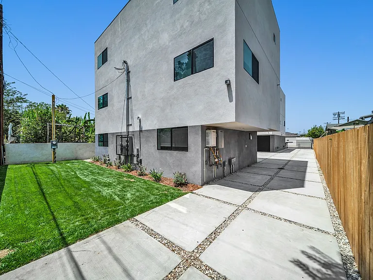 11522 Emelita Property LLC — Photo 43