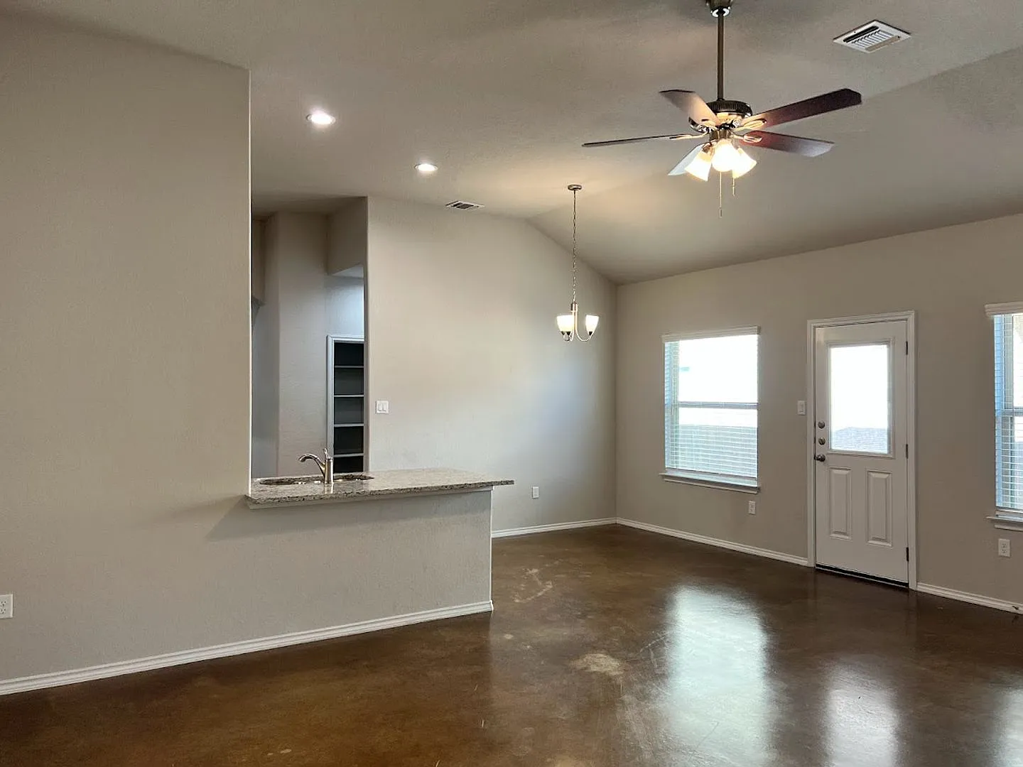 Luxury 3/2 Duplex in Seguin, Texas — Photo 4