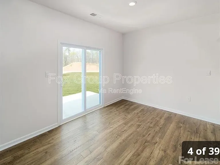 132 Scotsway Ct — Photo 7