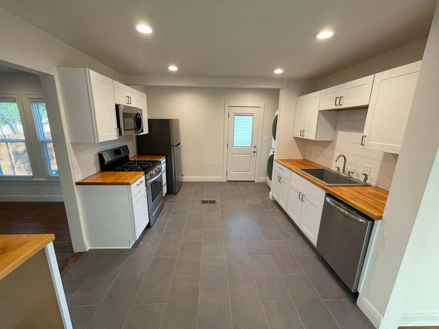 5 bed, 1924 sqft, $4,400 — Photo 3
