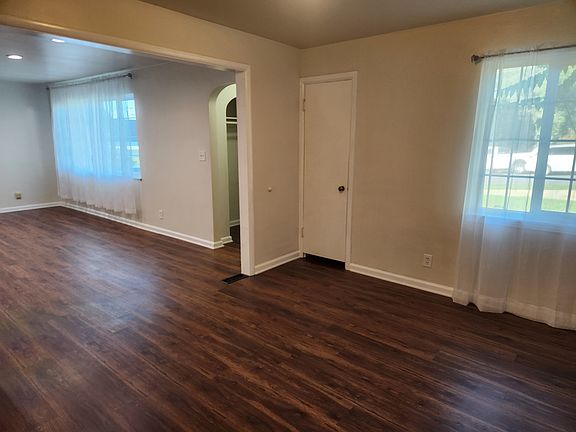 5th image of 1724 E Woodside Dr
