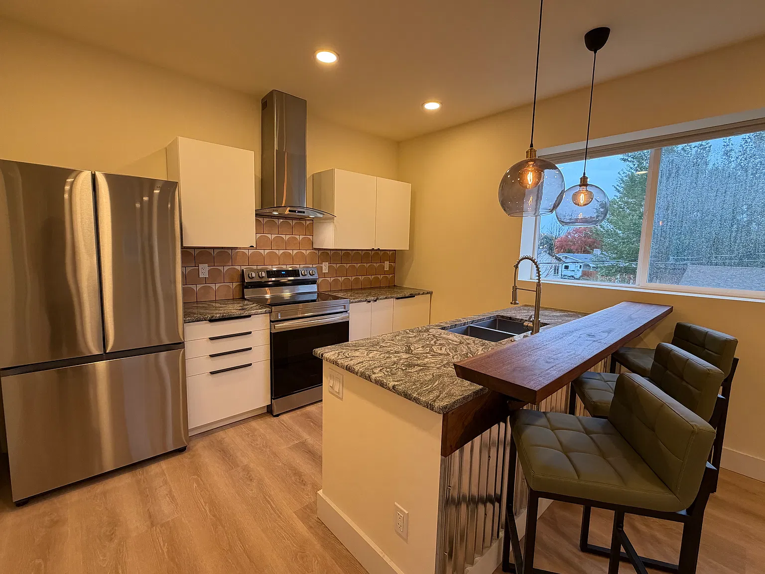 2 bed, 750 sqft, $2,100 — Photo 3