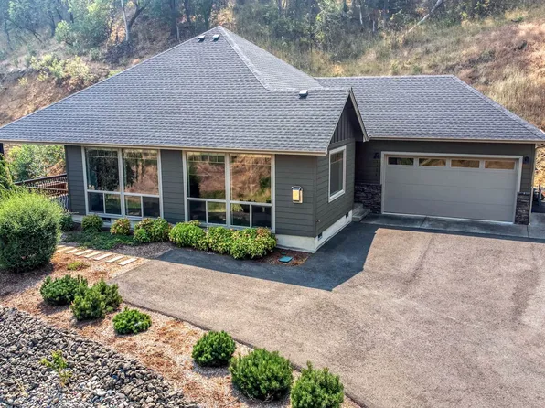 1324 NE Rocky Dr, Roseburg, OR 97470