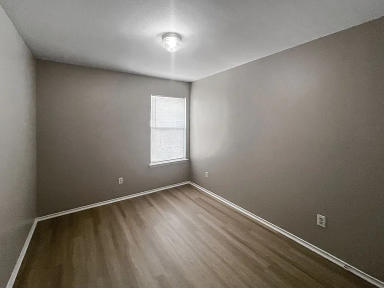 2325 Kingsway Dr — Photo 9