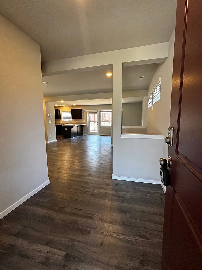 Wonderfully maintained Rainier Ridge Puyallup Home! — Photo 3