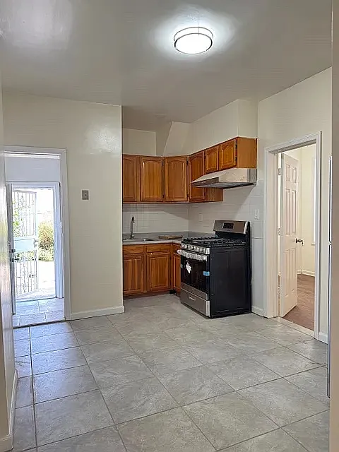 4 bed, $3,900 — Photo 2