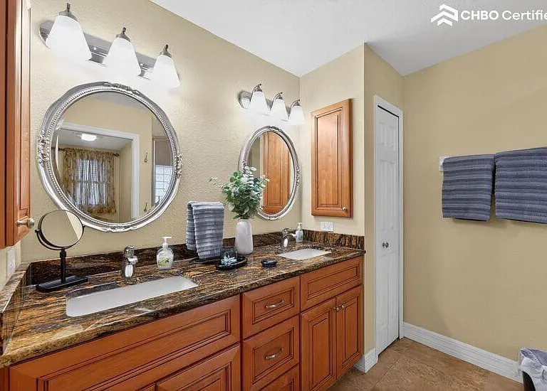 Master bathroom 1-3