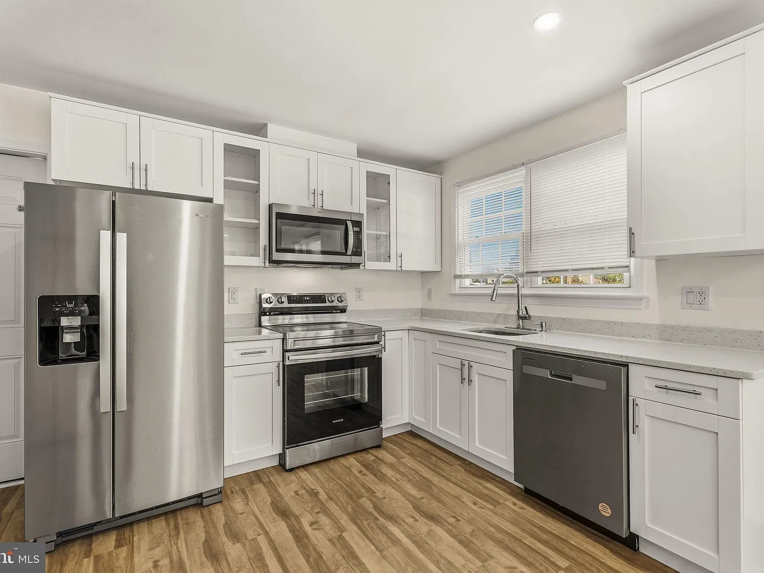 3 bed, 2.0 bath, 1782 sqft, $3,800 — Photo 2