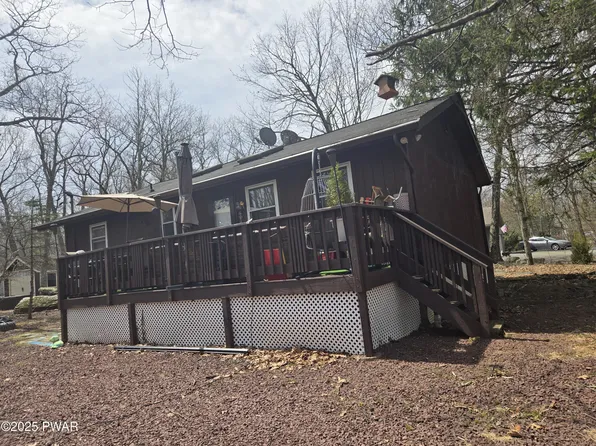 100 Saddlebrook Ln, Hawley, PA 18428