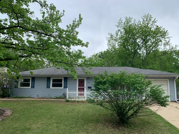 1327 SW 31st St, Topeka, KS 66611