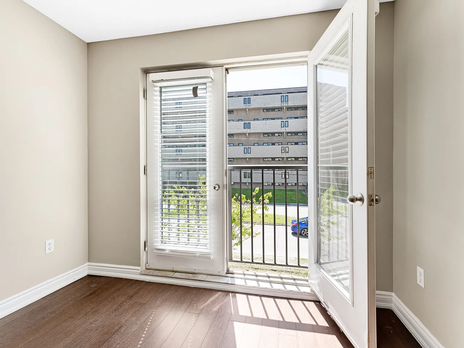 Baseline Court — Photo 1