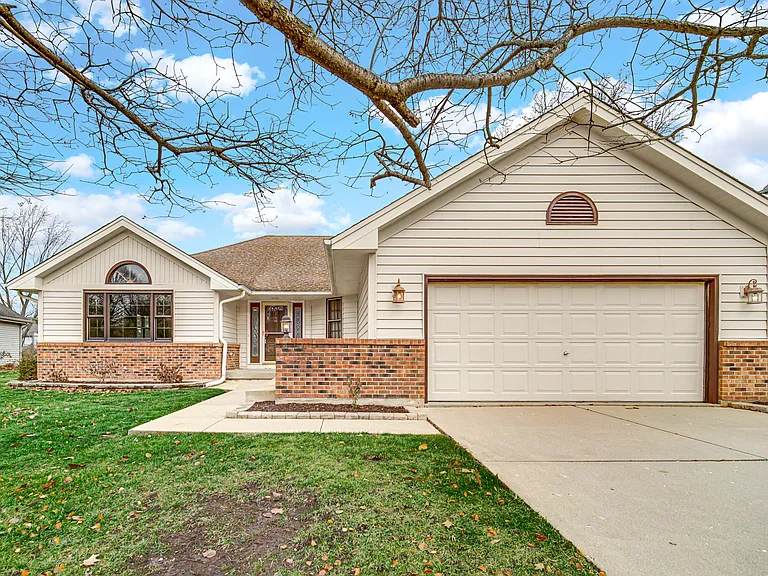 2420 Harbor Ct — Photo 1