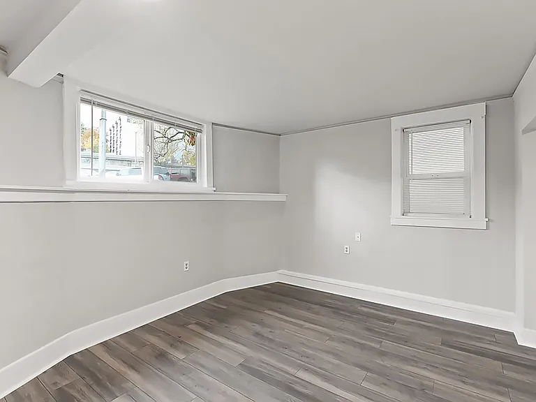Farrah Apartments: 1 & 2 Bedroom Renovated Units — Photo 14