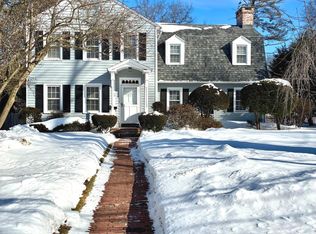 302 Quaker Ln N, West Hartford, CT 06119