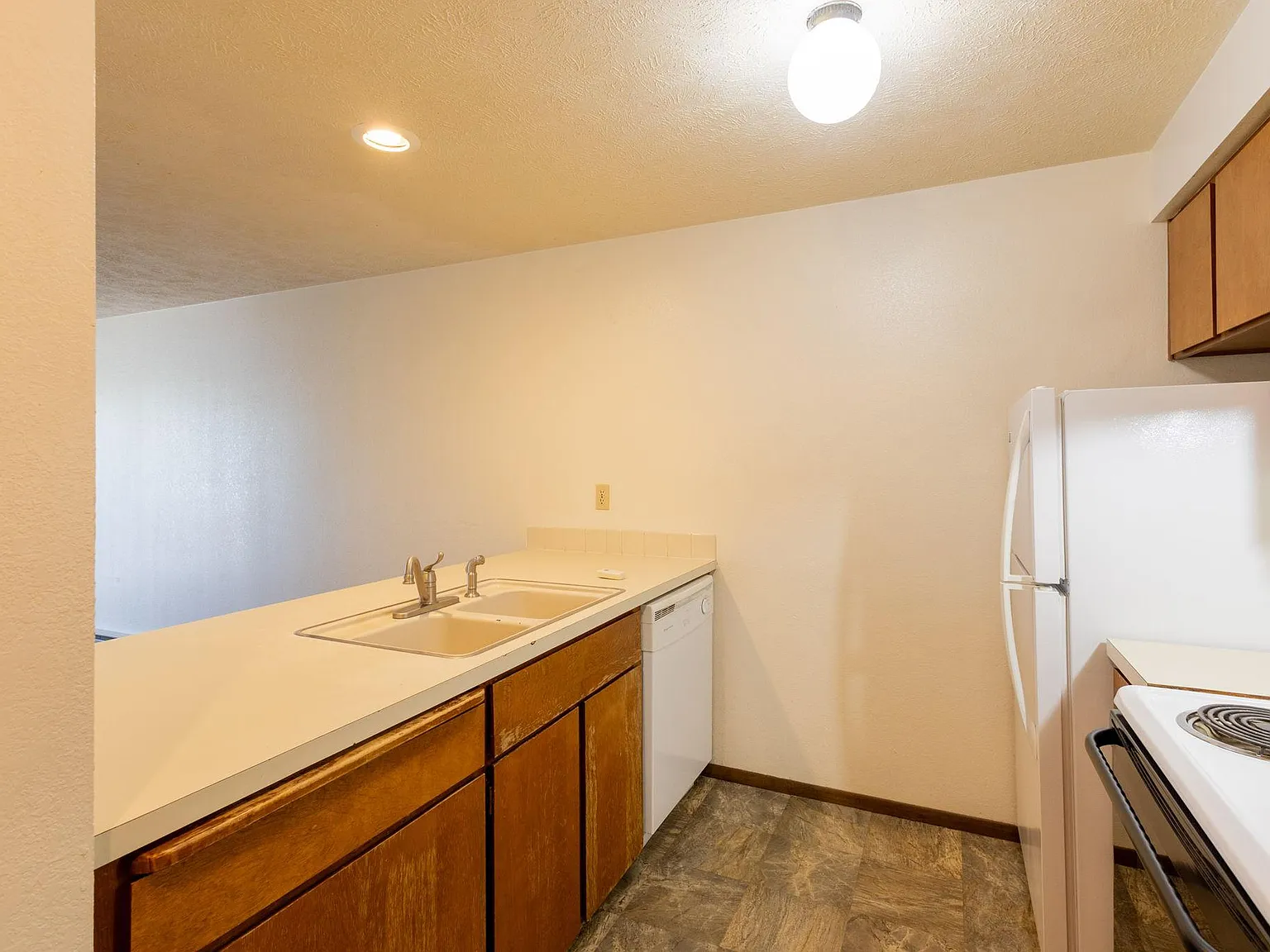 2 bed, 700 sqft, $950 — Photo 2