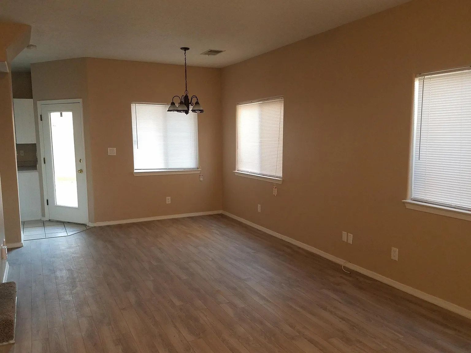 4 bed, 1500 sqft, $2,100 — Photo 3