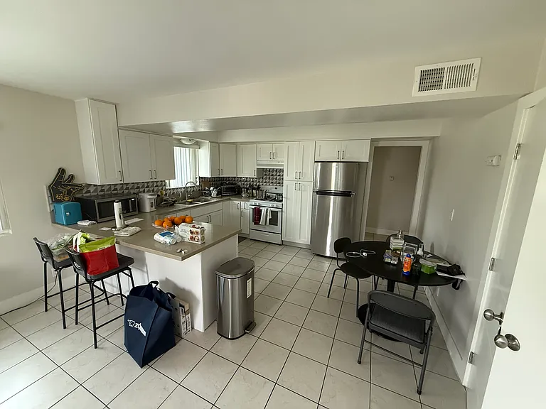 1033 Valencia St #C — Photo 4