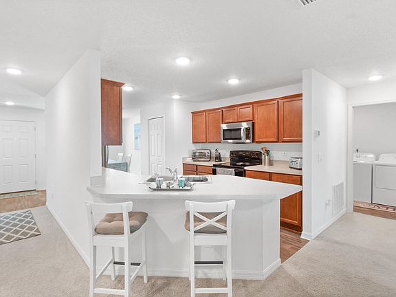 4th image of 26 Pinetree Dr