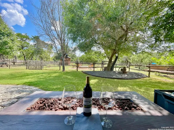 42 E Grand Oaks Drive, Fredericksburg, TX 78631