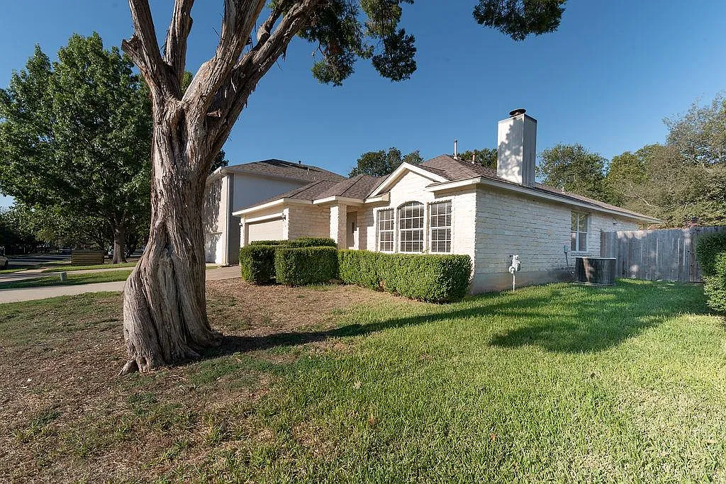 3 bed, 2.0 bath, 1646 sqft, $2,400 — Photo 2