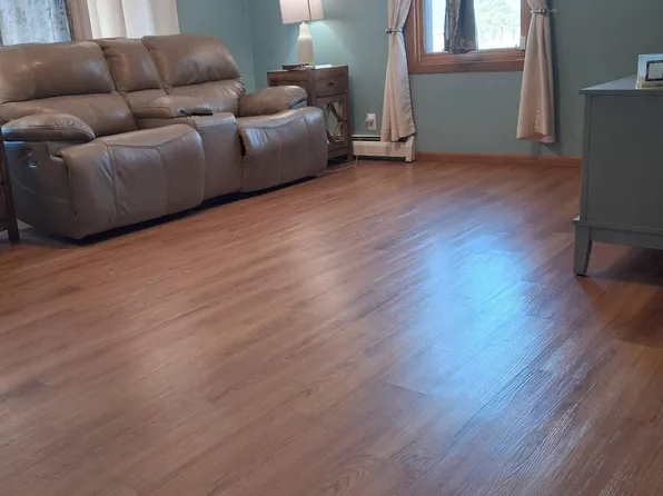 912 3rd St NE, Roseau, MN 56751