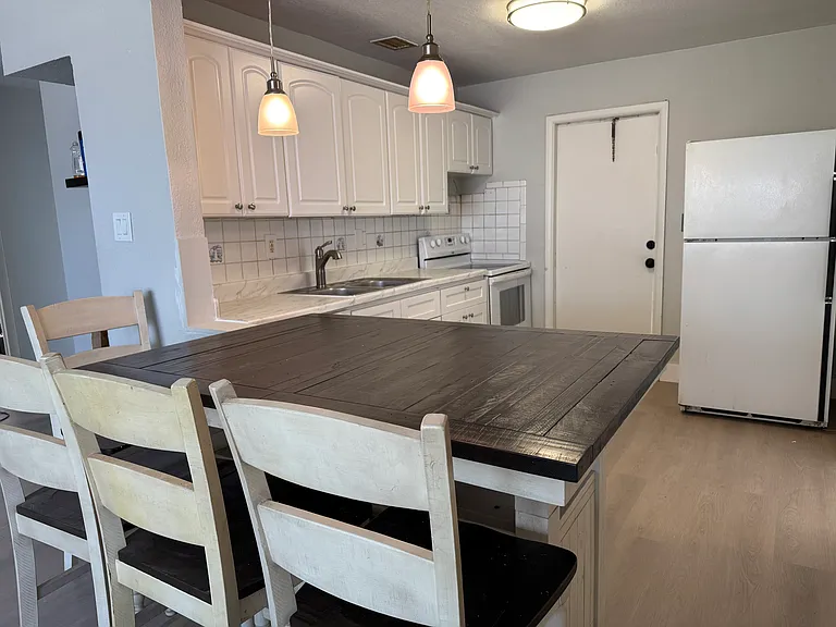 2621 NE 8th Ave — Photo 7
