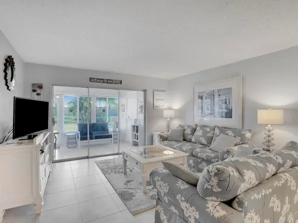 827 Salem Lane, Lake Worth, FL 33467