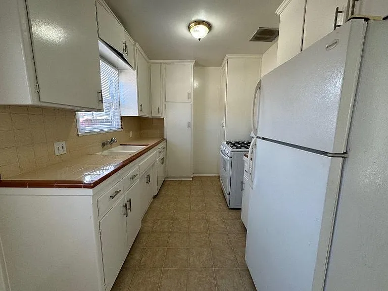 612 Hermosa Ave #A — Photo 7