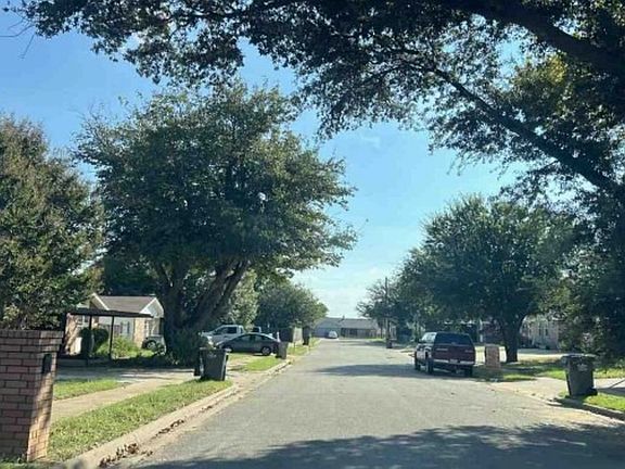 Exterior Neighborhood (street photo)
