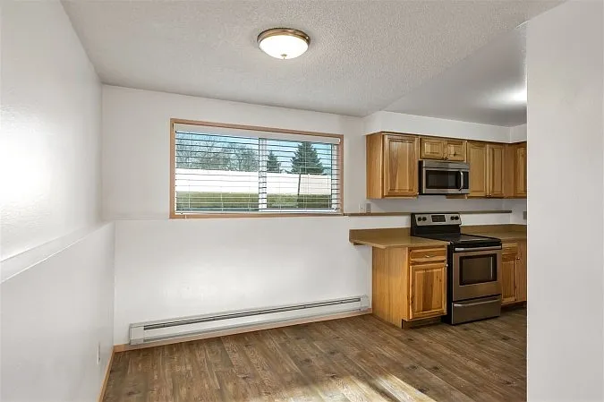 Augusta Ave, Duplex — Photo 4
