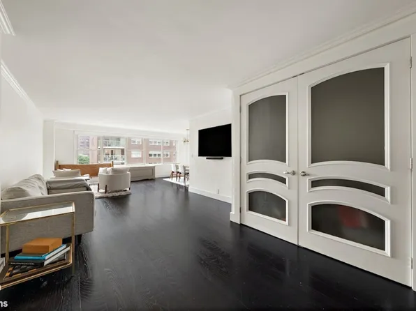 370 East 76th Street image 1 of 7