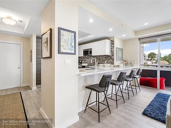 5th image of 51 SE 19th Ave Unit 201