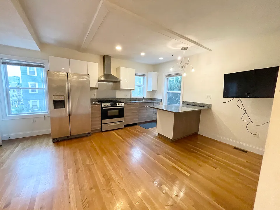 128 Hillside St #1L