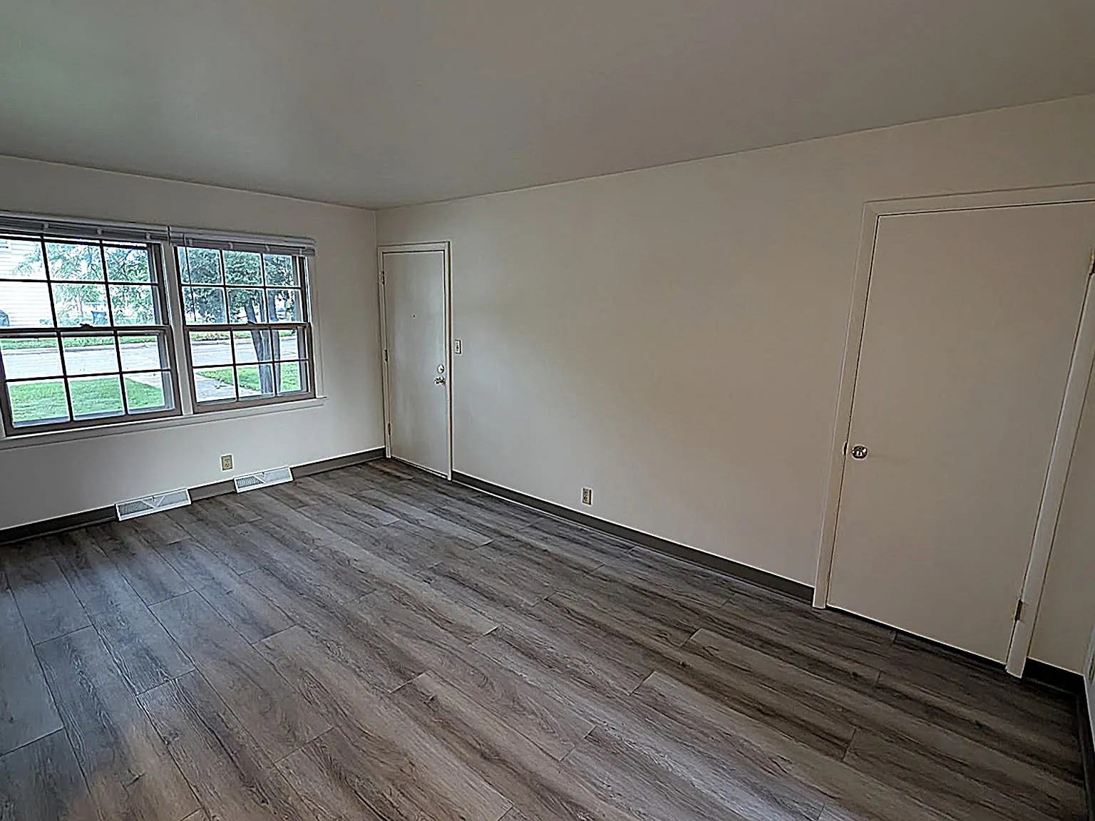2 bed, 1100 sqft, $1,300 — Photo 3