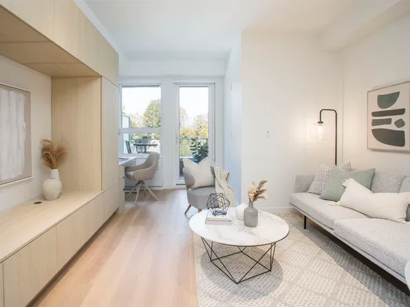 2471 Saint George St #426, Vancouver, BC V5T 3R1