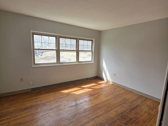 4th image of 32 Barnes St #B