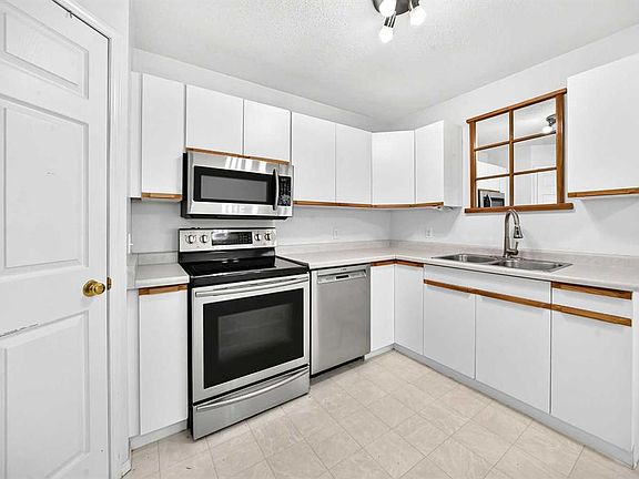 3rd image of 5 W 23 Avenue Close