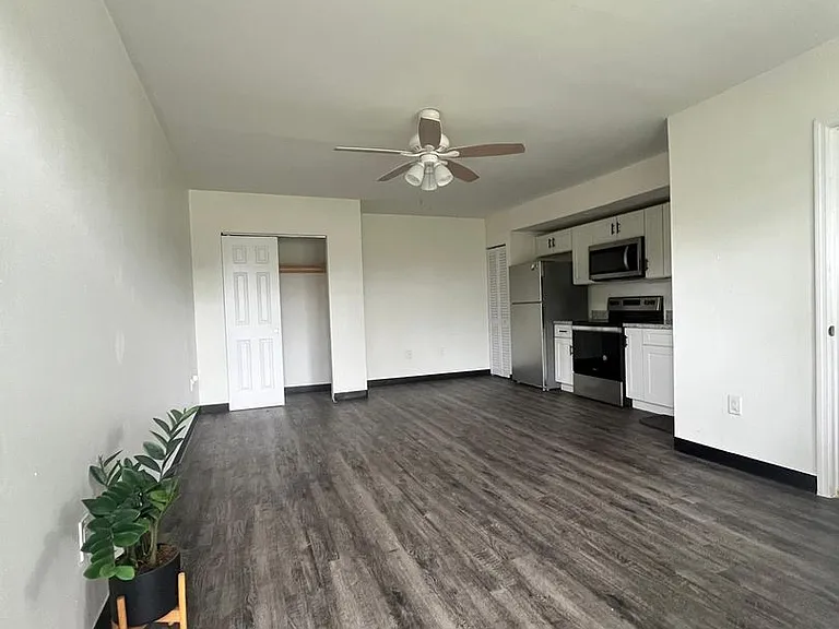 467 NW 8th St — Photo 10