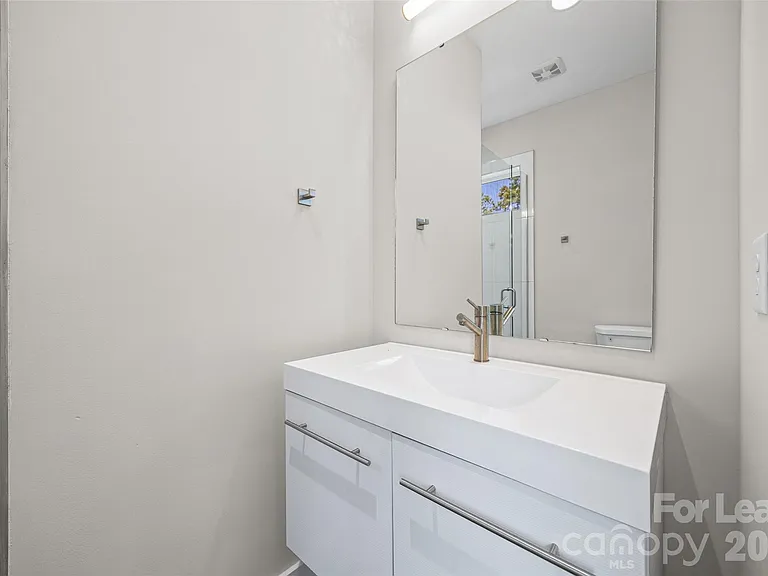 840 E 18th St #B — Photo 20