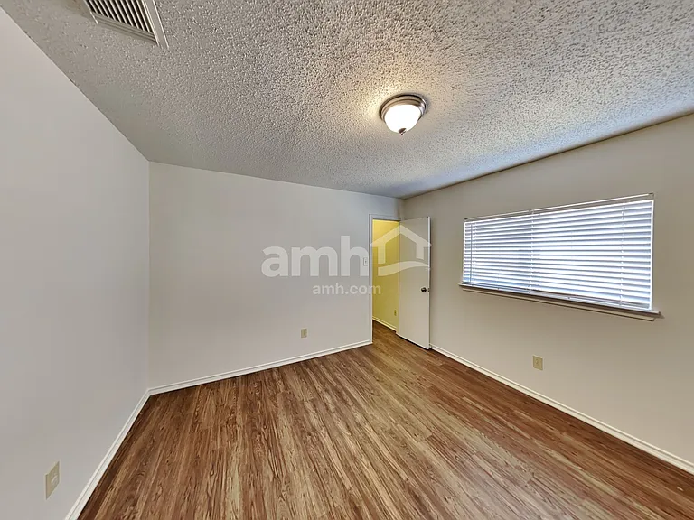 8135 Chestnut Manor Dr — Photo 16