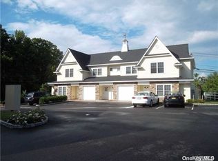 26 Creek Rd APT 304, Huntington, NY 11743