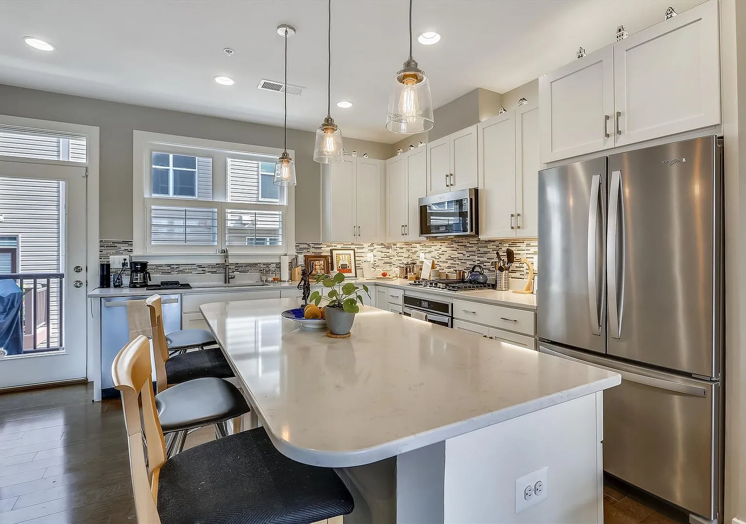 Great Location!! Stunning 3bd/3.5ba Luxury 4-Level Townhouse! — Photo 2