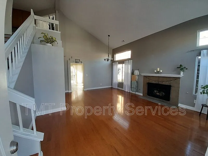 3 bed, 2.5 bath, 1517 sqft, $3,000 — Photo 3