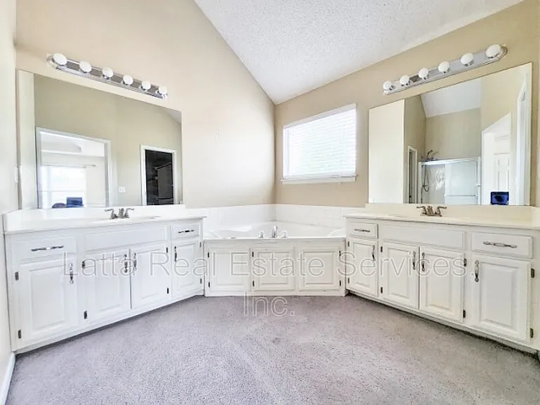 1208 SE Meridian Dr — Photo 10