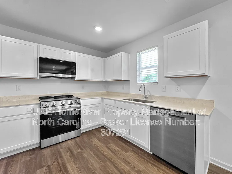 4 bed, 2.5 bath, 2014 sqft, $1,995 — Photo 2
