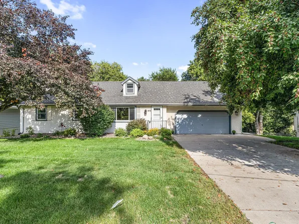 475 Centennial Dr, Roseville, MN 55113