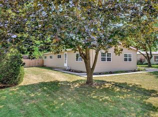 2211 Olen Dr, Mahomet, IL 61853